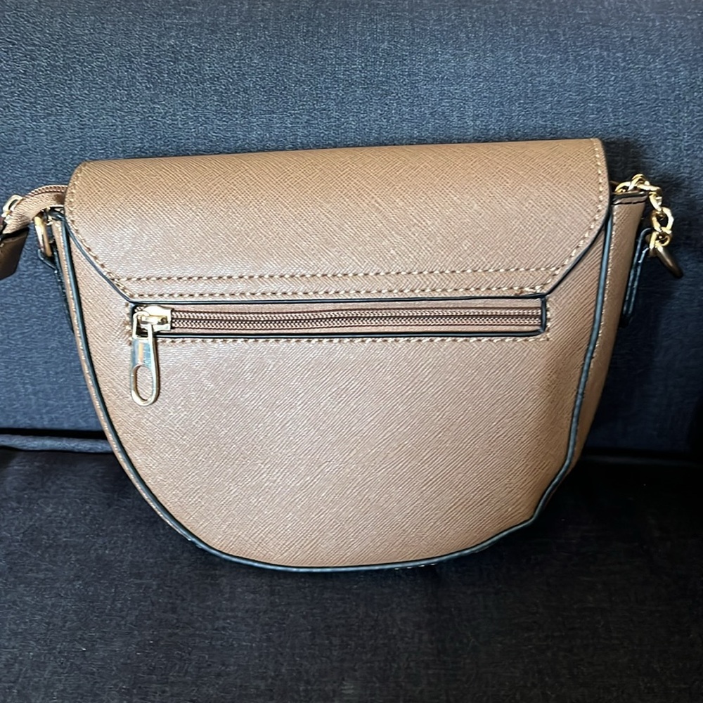 Chic Two-Tone Saddle Crossbody Bag in Brown and Black - Picture 4 of 4